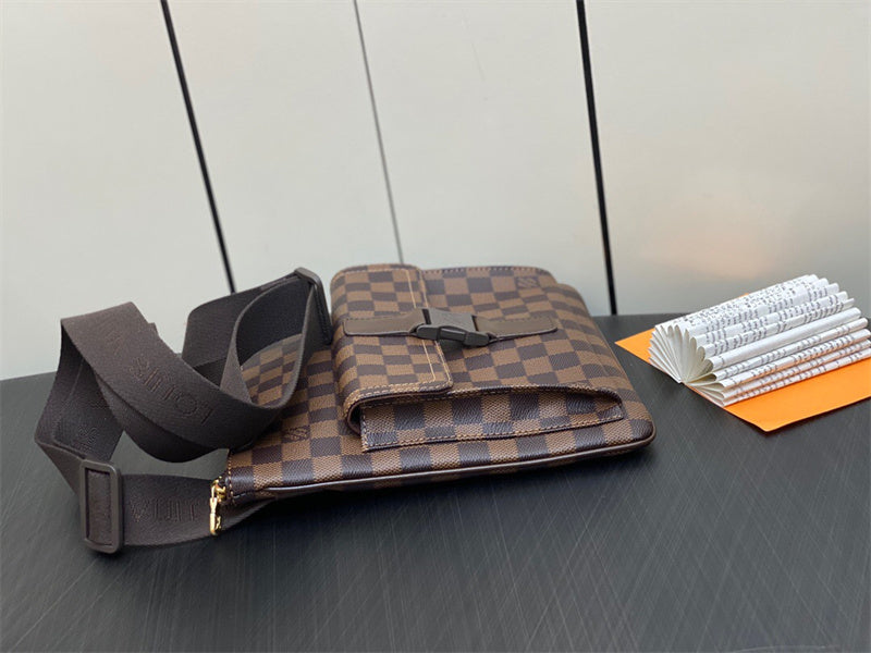  Chic shopper bag carried on shoulder