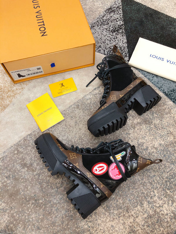 Three-quarter angle view of Louis Vuitton luxury piece style No.170