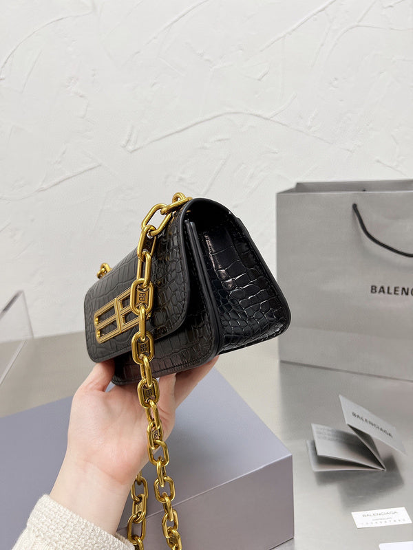 Ziva's Charm handbag – close-up view (one versatile size)