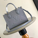  Elegant tote bag carried on shoulder