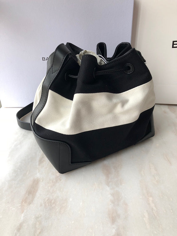 Chic Faux Leather Handbag - Smooth Faux-Leather Exterior | Women's Premium Handbag #836 - hardware and detail close-up (image 5) of designer-inspired handbag