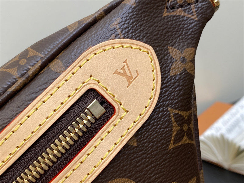  shoulder bag close-up of hardware and finish 11