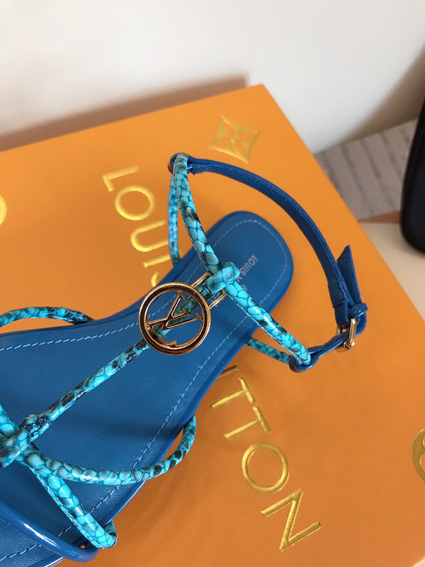 Texture and finish detail of Louis Vuitton luxury piece style No.006