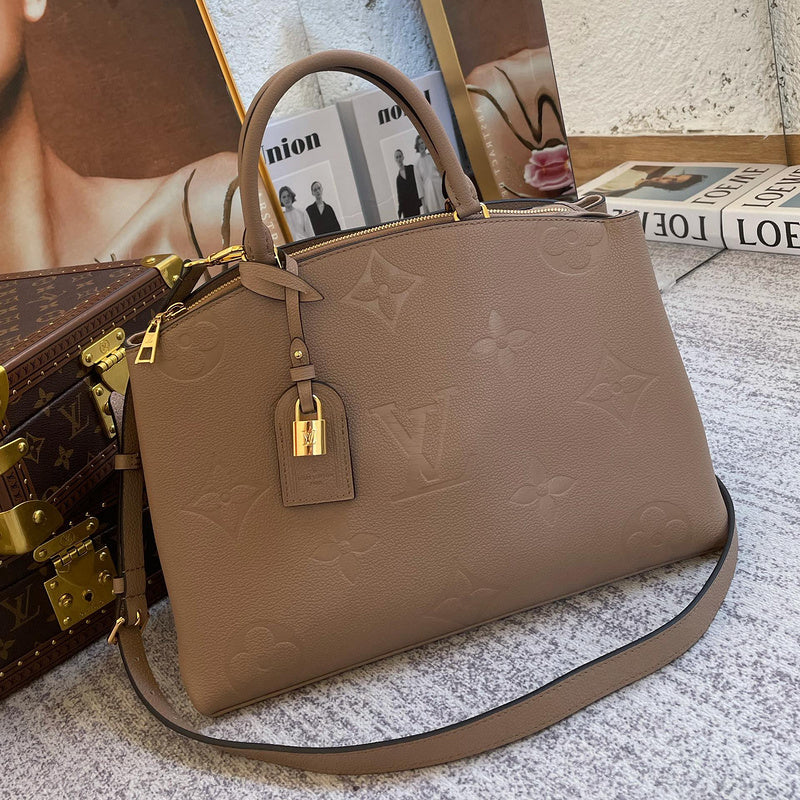 Side profile of modern structured women's handbag – women's designer-style accessory