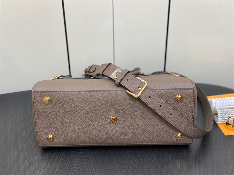  tailored tote bag styled with outfit 18