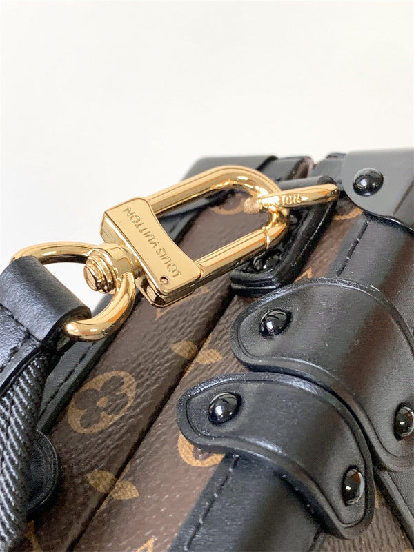  polished shopper bag detail view showing craftsmanship 8