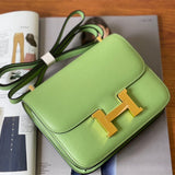  effortless carryall bag styled with outfit