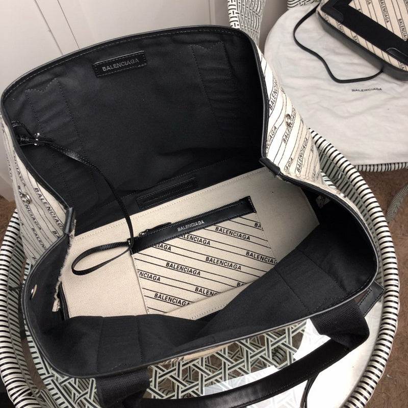 Close-up detail of chic classic women's handbag – women's designer-style accessory