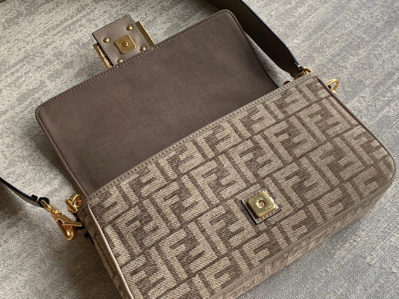 Ziva's Charm handbag – product shot (27cm*6cm*15cm)