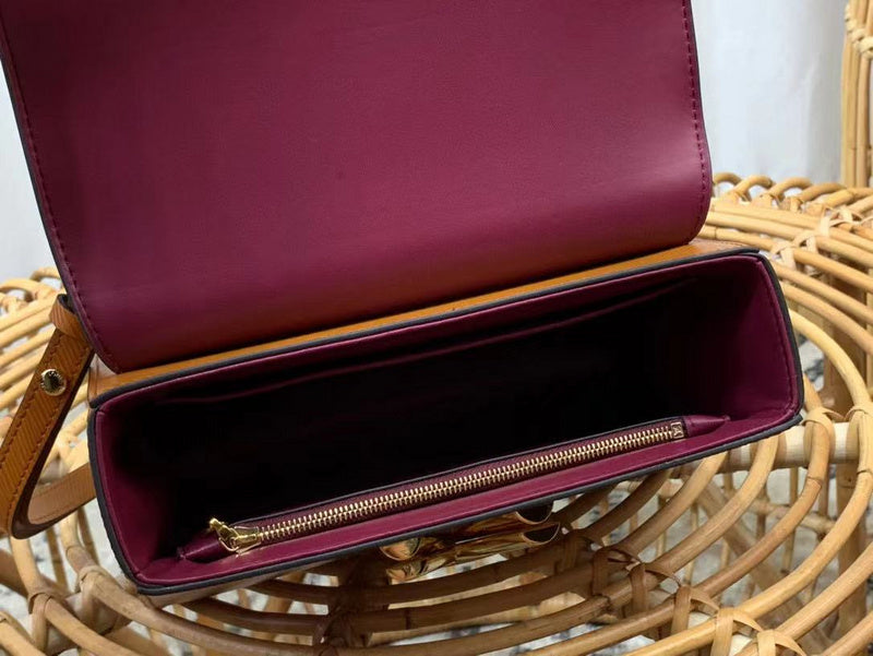 Side profile of chic polished women's handbag – women's luxury handbag