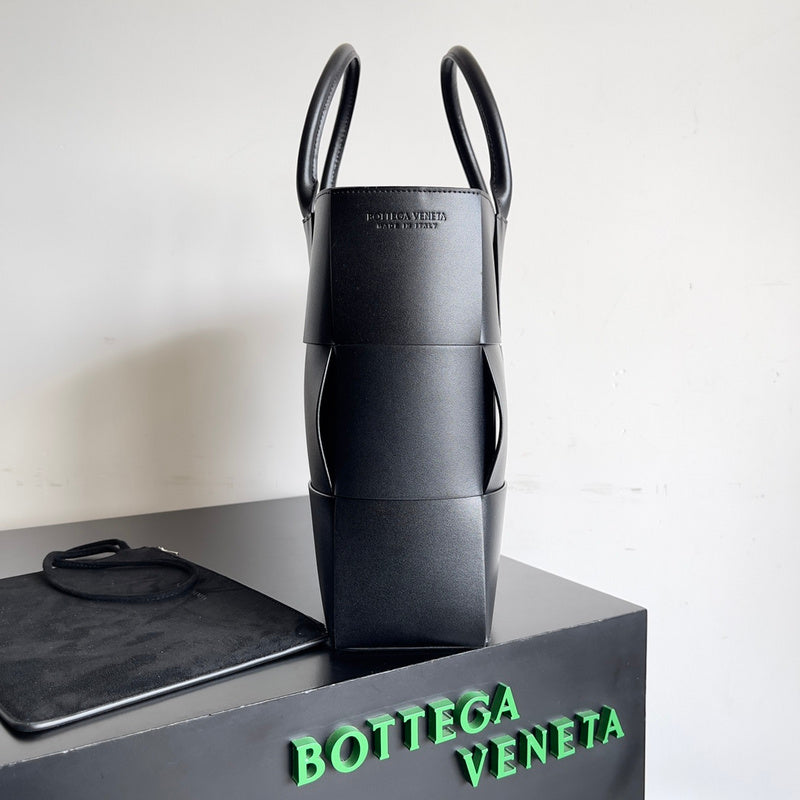 Refined Vegan Leather Handbag - Everyday Elegance | Women's Premium Handbag #1574 - product detail shot (image 10) of designer-inspired handbag