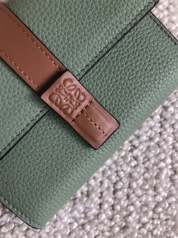 Ziva's Charm handbag – close-up view (Standard Size)