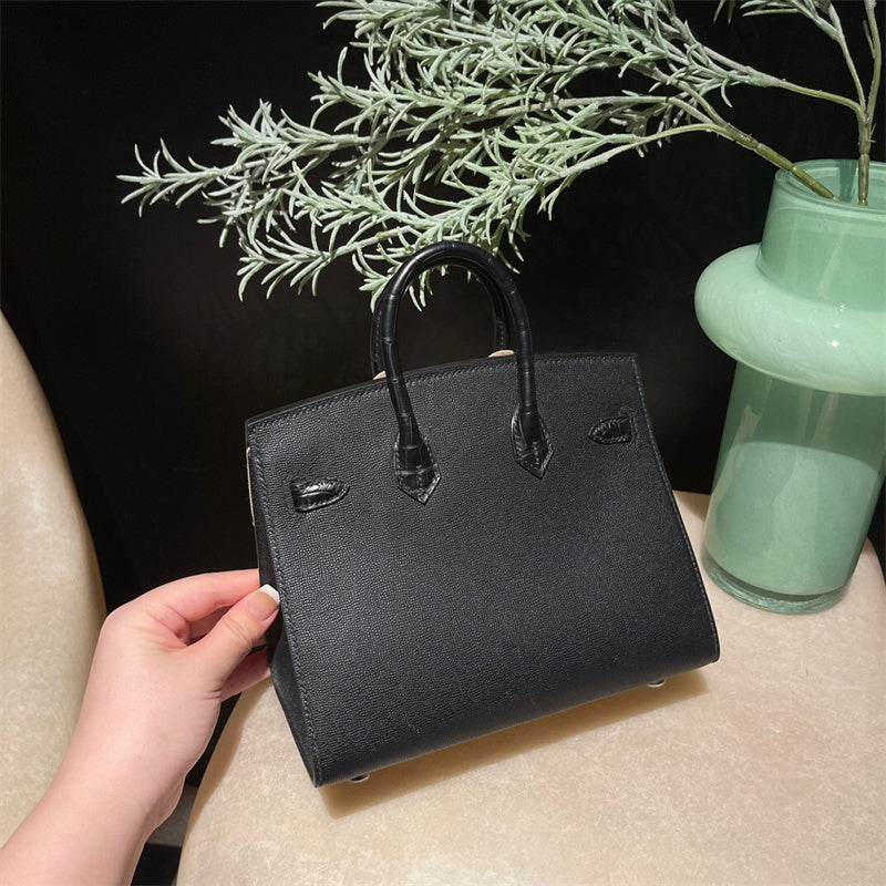  Smart tote bag carried on shoulder
