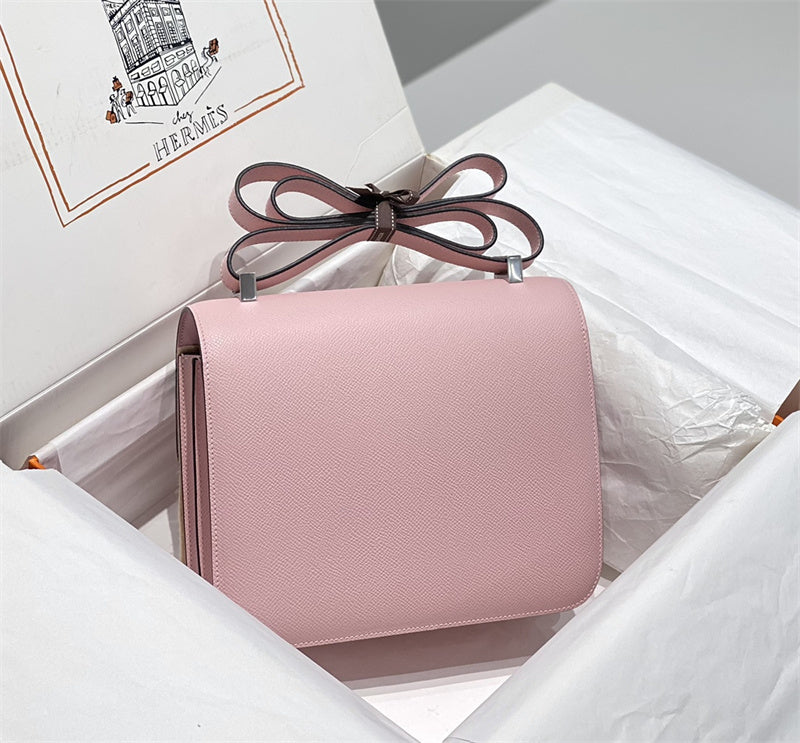 Streamlined handbag styled for everyday wear