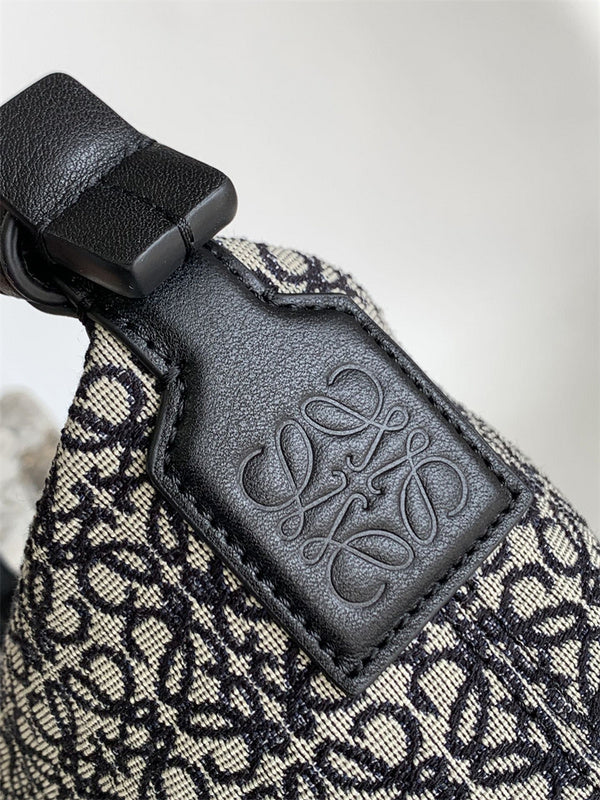 Ziva's Charm handbag – carry view (21cm*17cm*12.5cm)