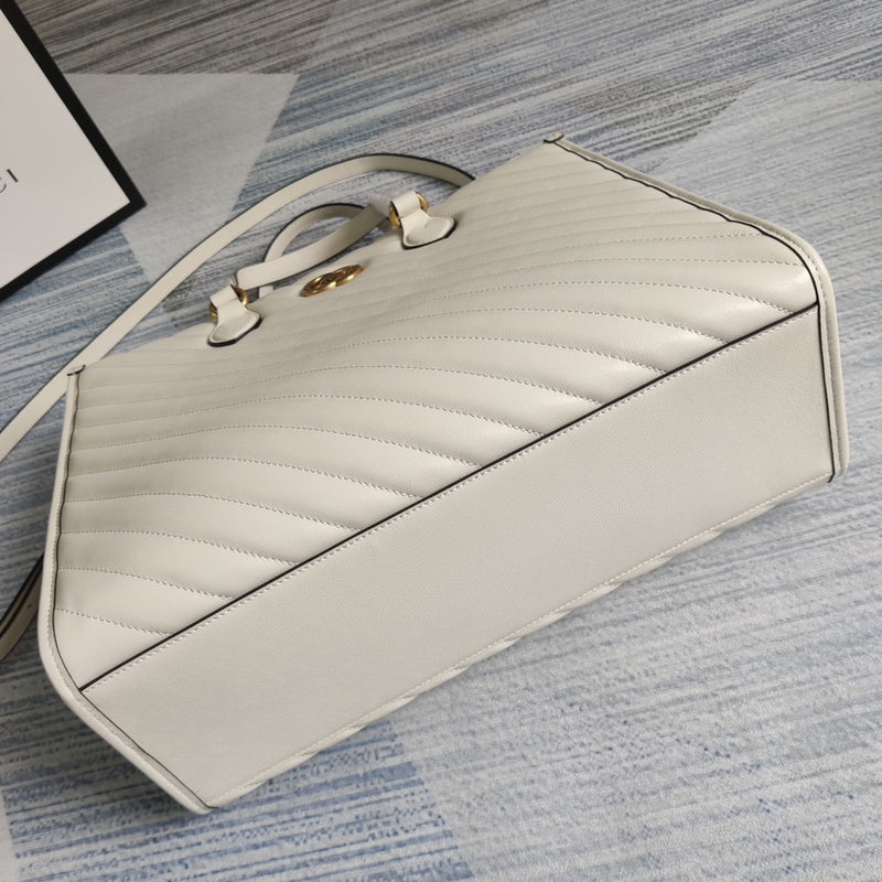 Handle and strap detail of chic sleek women's handbag – women's statement bag