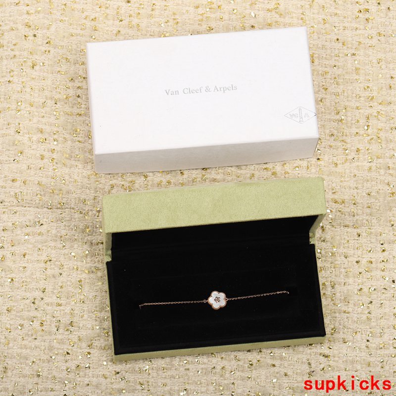Front view of Van Cleef & Arpels unisex jewelry piece