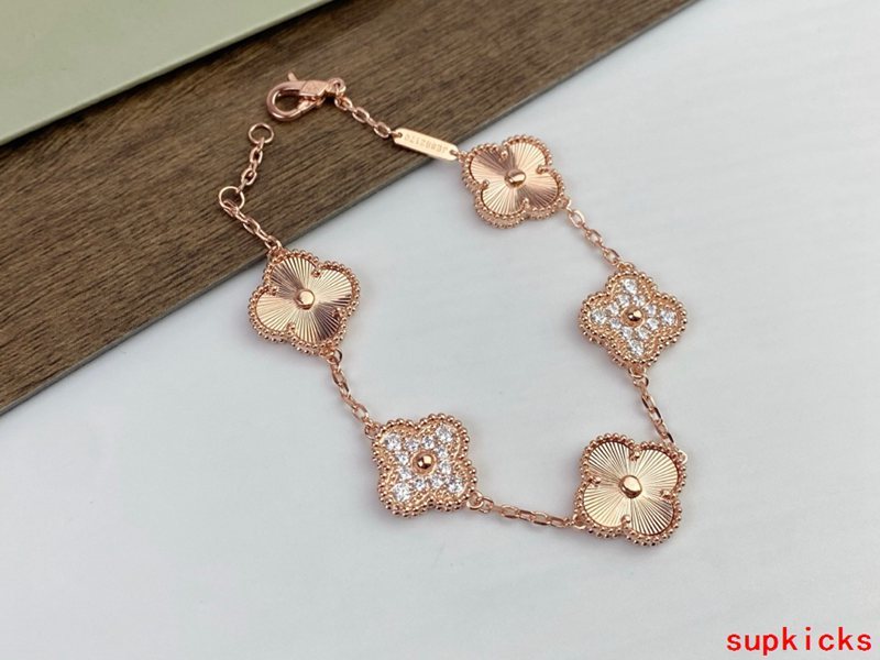Side view of Van Cleef & Arpels unisex jewelry piece