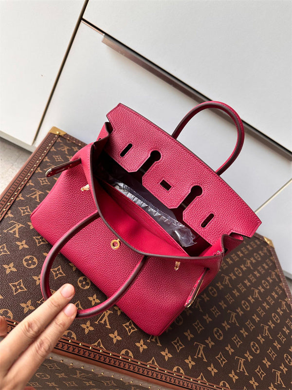  modern shoulder bag detail view showing craftsmanship 14