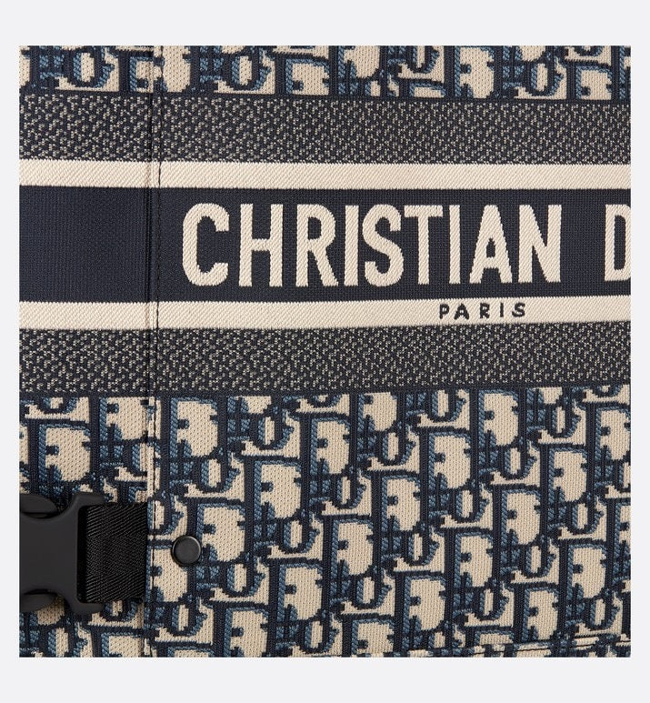 Handle and strap detail of everyday-luxe premium women's handbag – women's luxury accessory