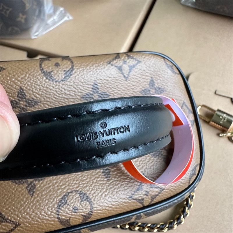  Sophisticated shoulder bag carried on shoulder