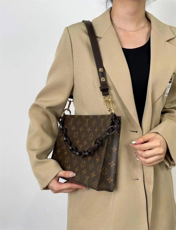 Minimalist tote bag carried on shoulder 28