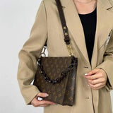  Minimalist tote bag carried on shoulder 28