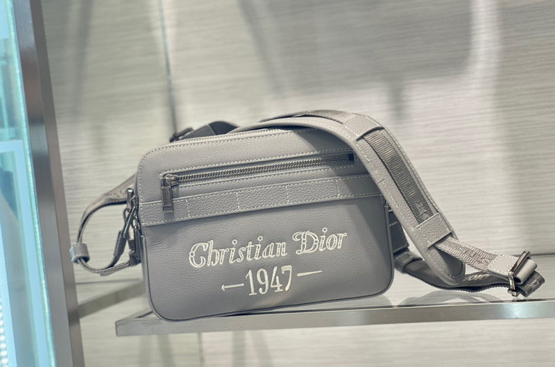 Side profile of structured modern women's handbag – women's everyday handbag
