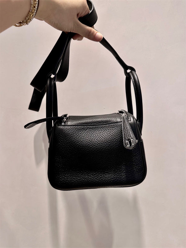  Sophisticated tote bag carried on shoulder