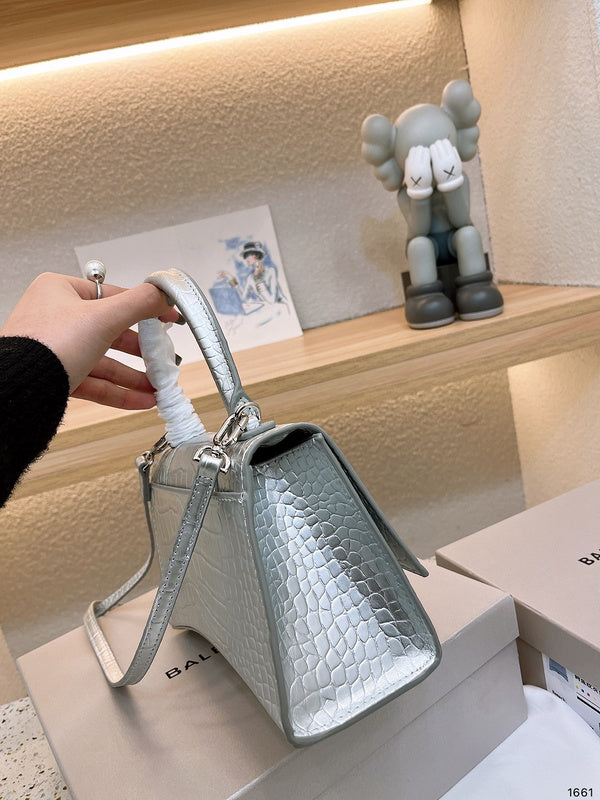 Ziva's Charm handbag – product shot (one versatile size)