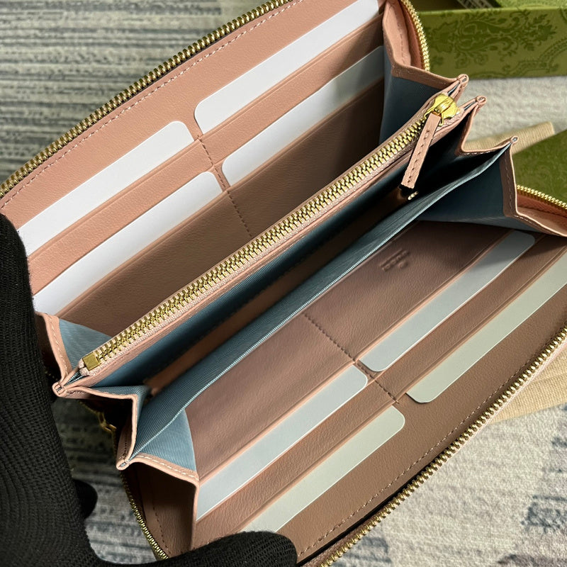 Close-up detail of structured premium women's handbag – women's everyday handbag