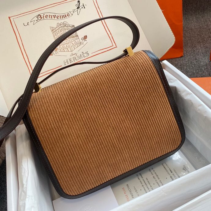  smart shoulder bag styled with outfit