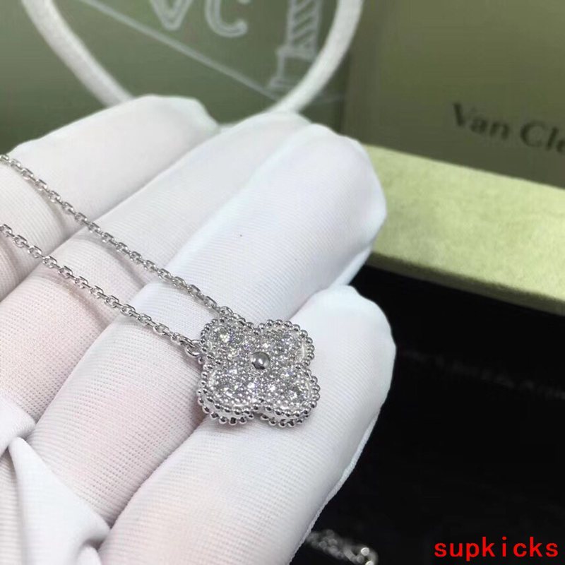 Angled view of Van Cleef & Arpels unisex jewelry piece