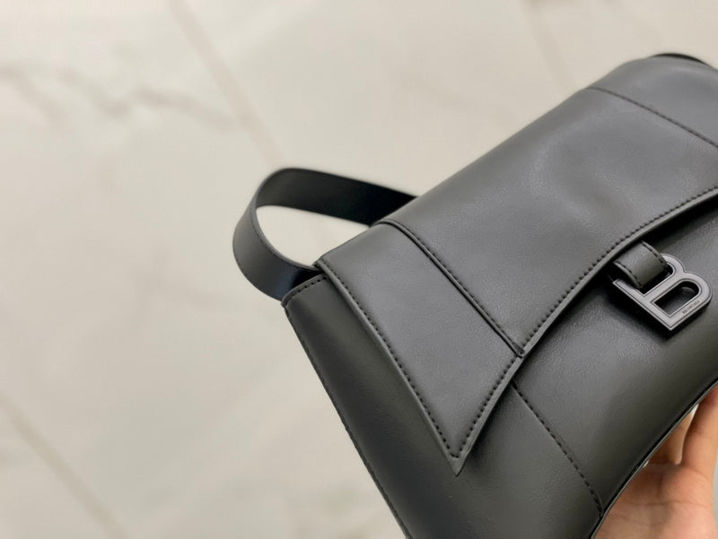Ziva's Charm handbag – back view (one versatile size)