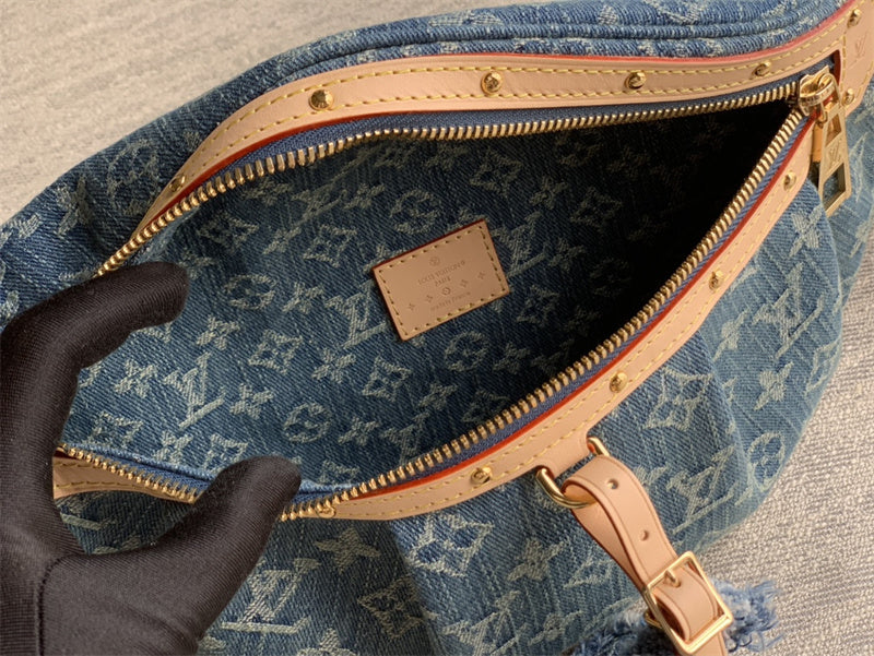  Elegant shoulder bag front view 7