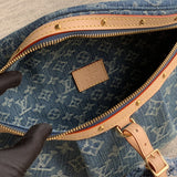  Elegant shoulder bag front view 7