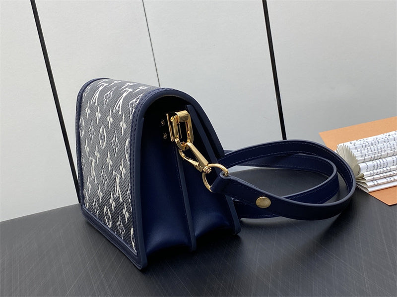  Streamlined carryall bag carried on shoulder