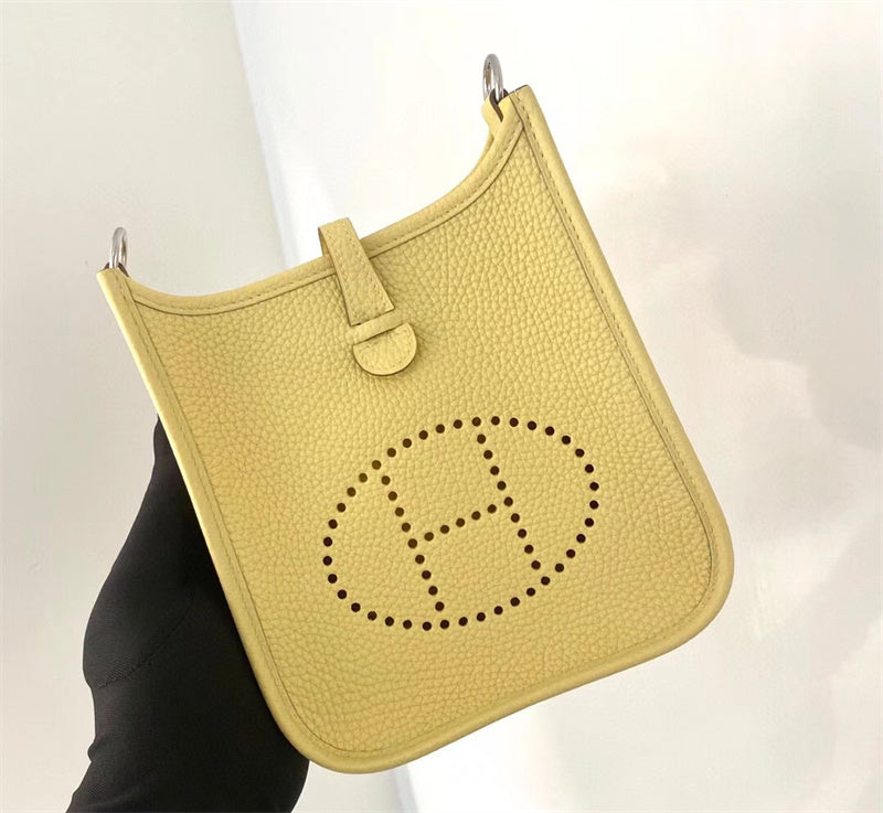  Contemporary carryall bag front view