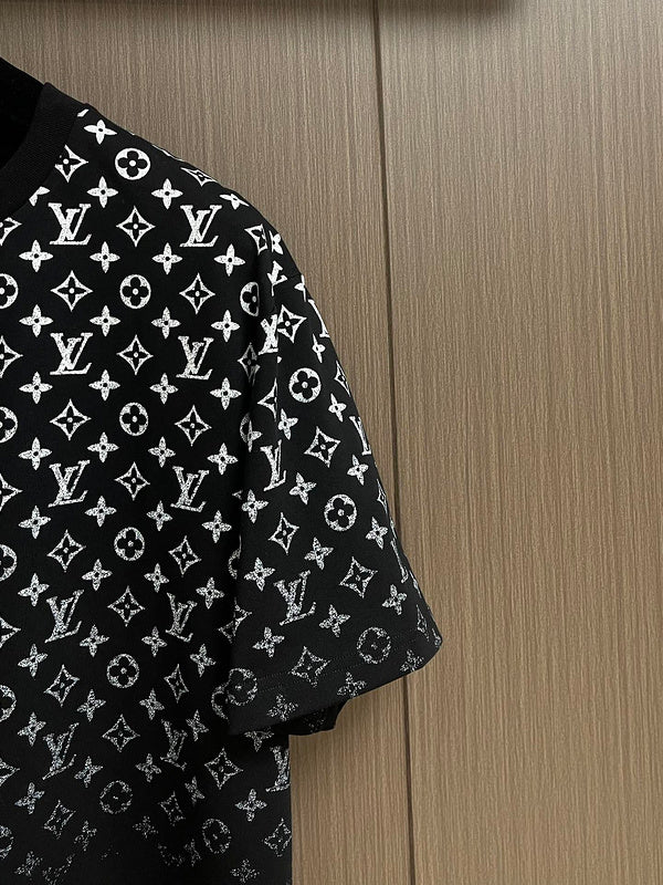 Full styled look of Louis Vuitton cotton t-shirt with logo-detail design