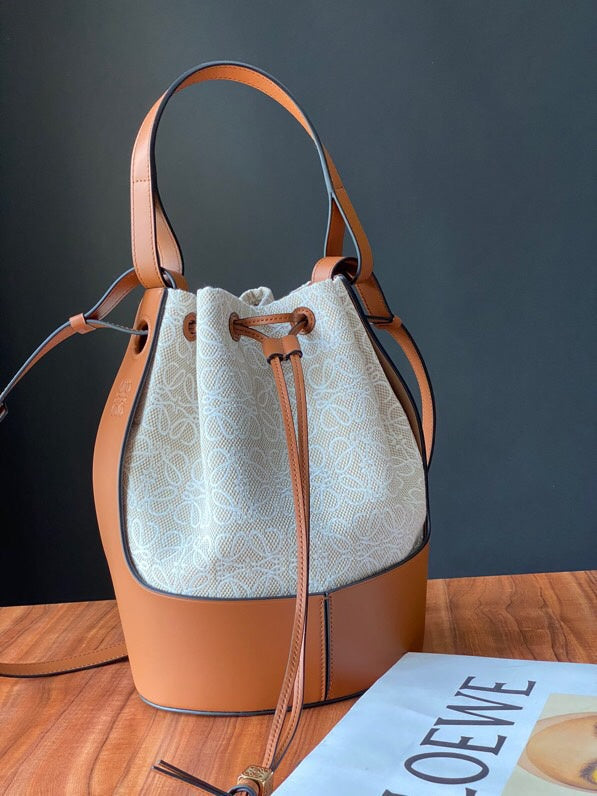 Ziva's Charm handbag – close-up view (31cm*21.5cm*16cm)