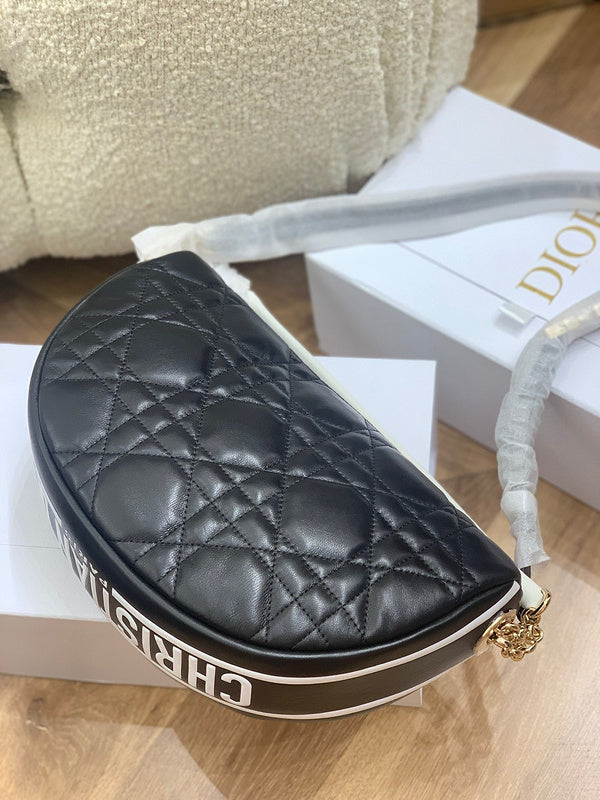 Handle and strap detail of structured premium women's handbag – women's luxury handbag