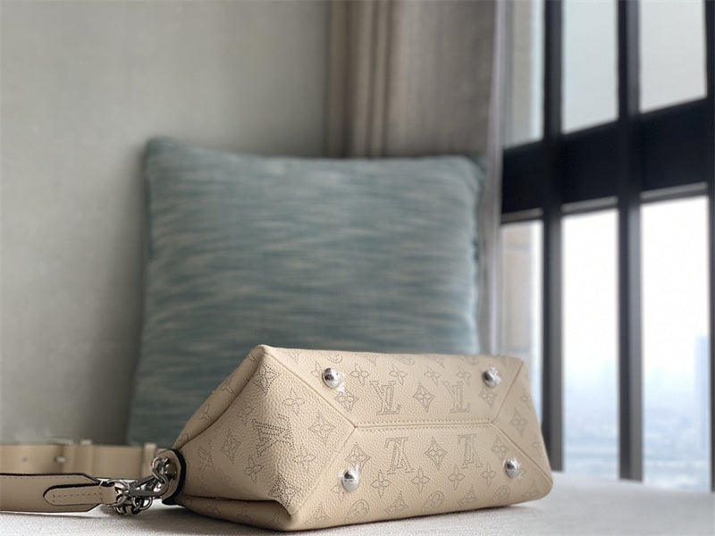  Classic structured bag front view 25
