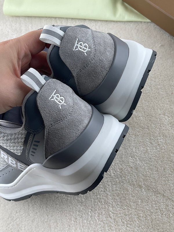 Burberry shoes Style 082 - logo and branding close-up
