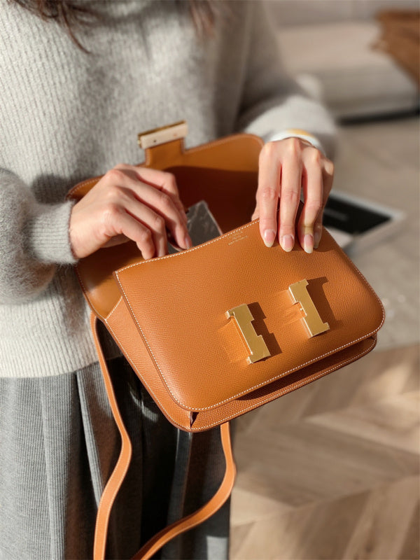 Streamlined handbag styled for everyday wear