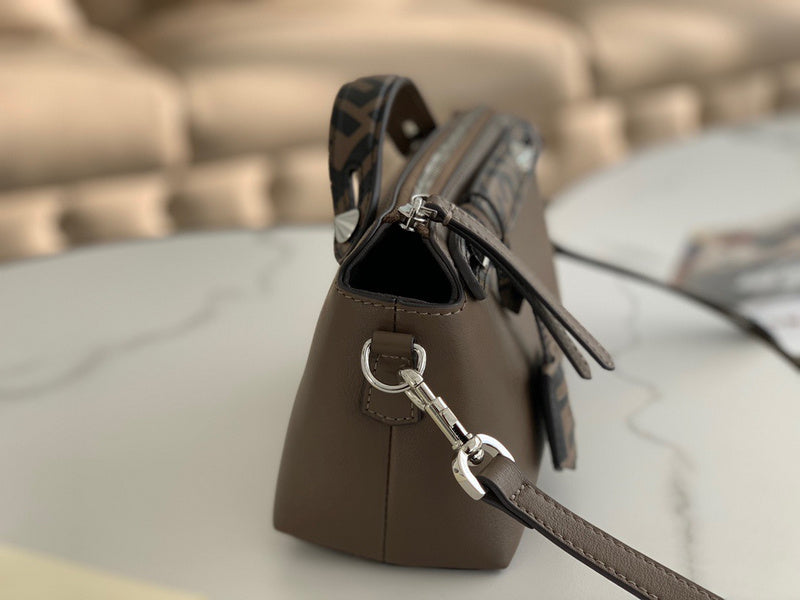 Ziva's Charm handbag – detail view (Standard Size)
