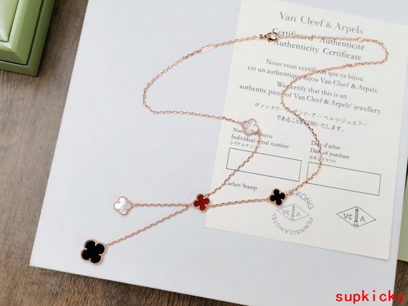 Full view of Van Cleef & Arpels unisex jewelry piece