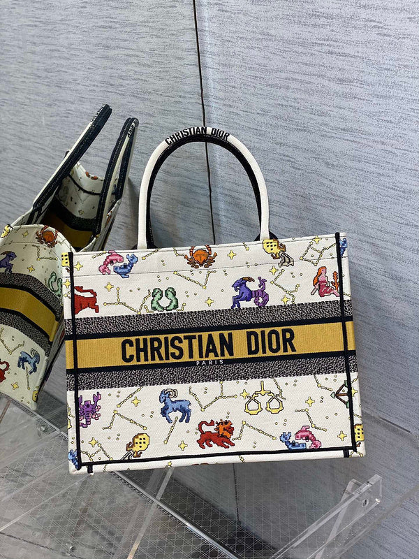 Close-up detail of classic sleek women's handbag – women's everyday handbag