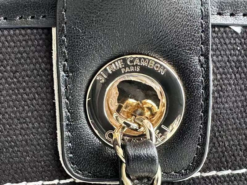 Zivas Charm Timeless Appeal Luxury Handbag (Elevated Accessory Essential) – Styled Look
