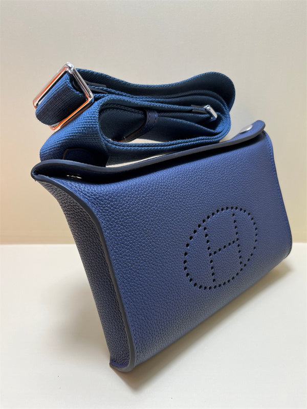  tote bag interior and compartment view 21