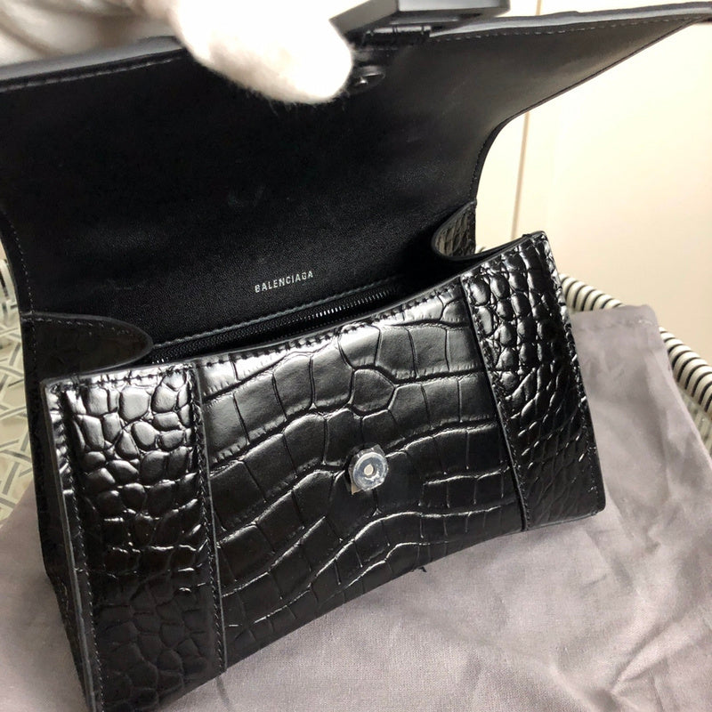 Front view of premium sleek women's handbag – women's everyday handbag